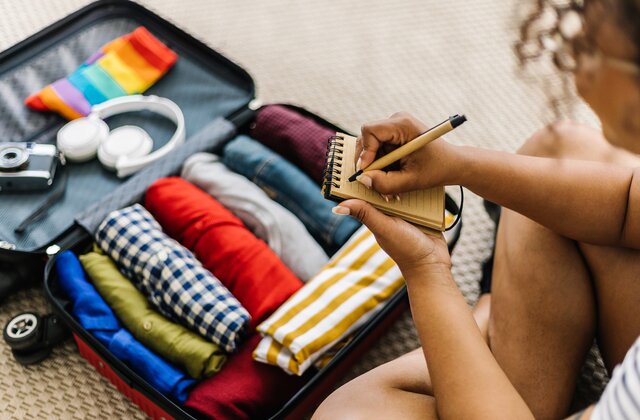 Cách xếp quần áo gọn vào vali