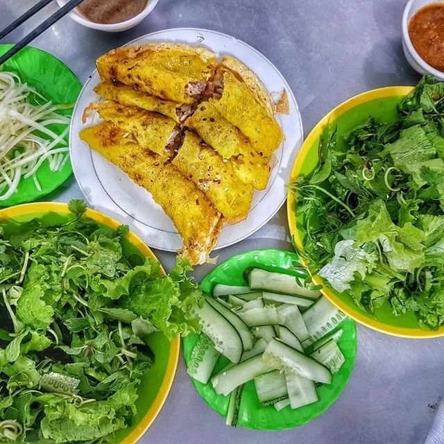 Bánh xèo giòn tại chợ