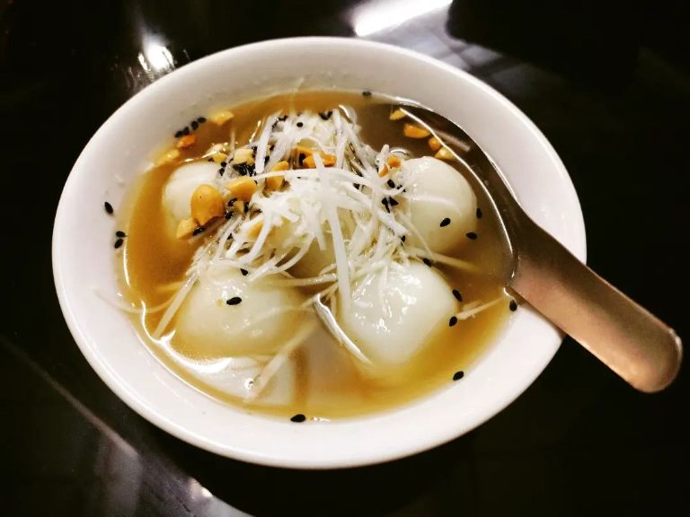 Những viên bánh tròn dẻo phủ mè rang tạo nên hương vị đặc trưng.