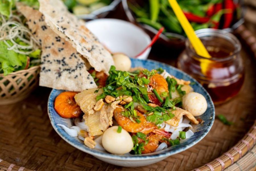 Bát mì Quảng với tôm thịt trứng cút và bánh tráng nướng
