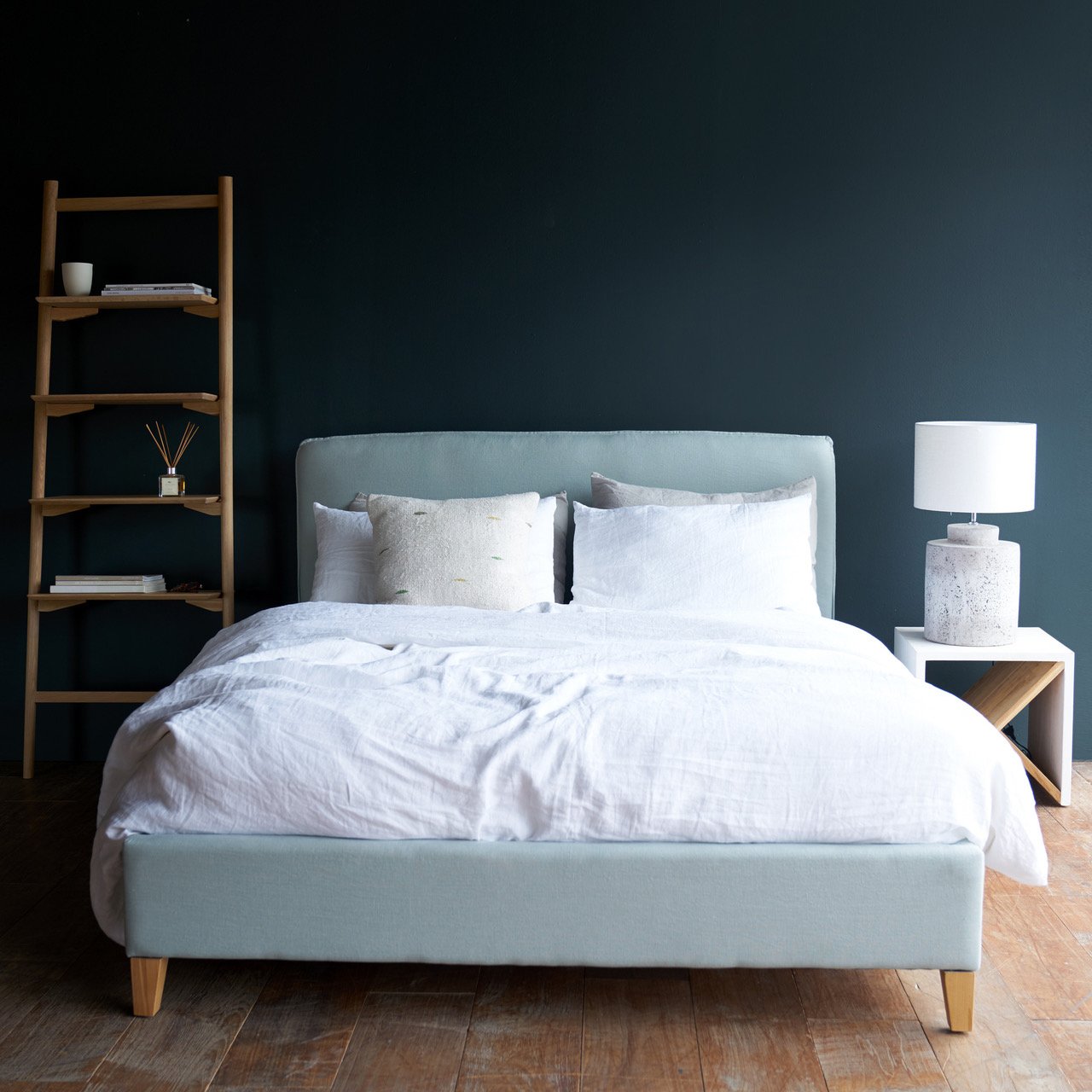 chiếc giường với ga trải giường cotton trắng