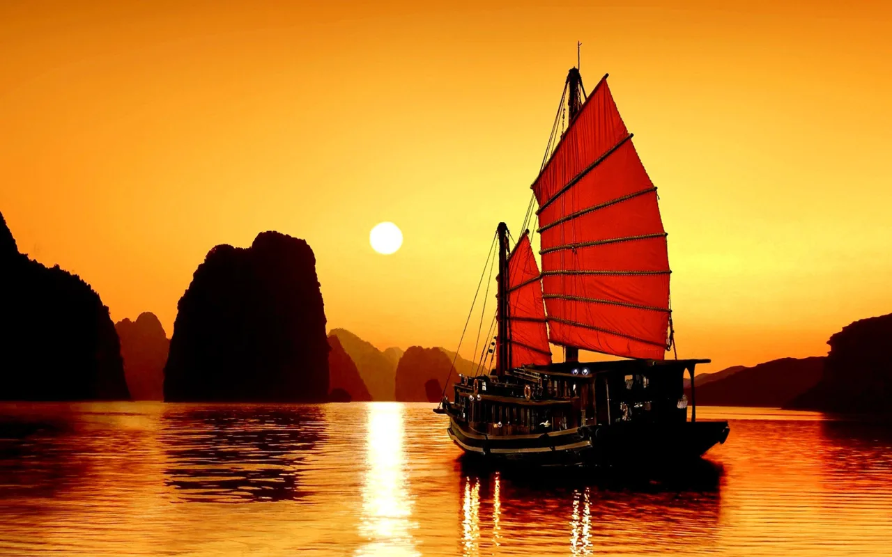 Hoàng hôn ở vịnh Hạ Long, Việt Nam