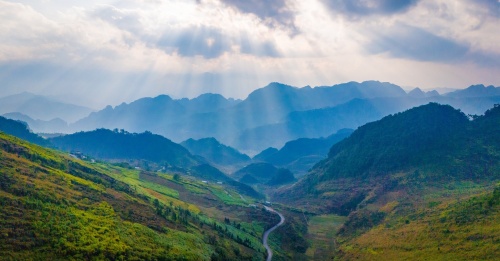 Khung cảnh núi rừng Hà Giang rộng mở