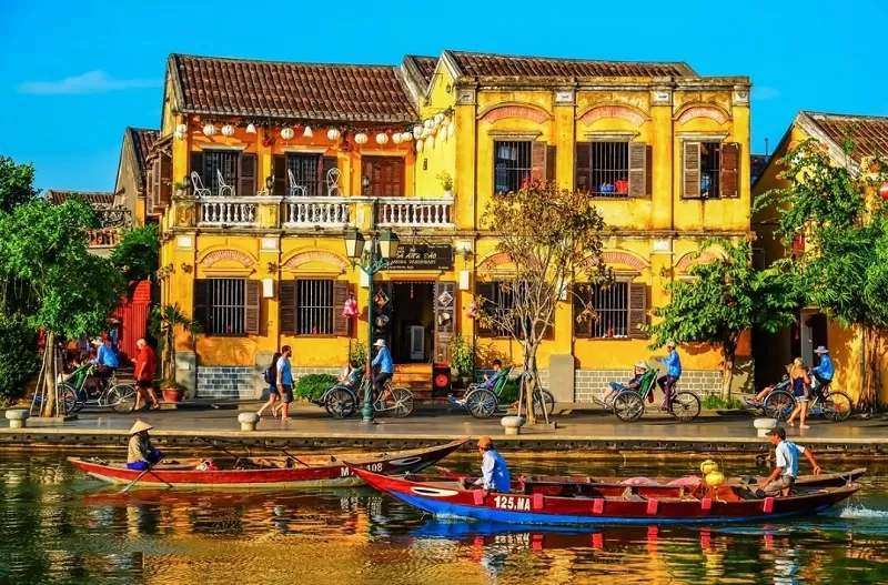 Hội An cổ kính với phố đèn lồng và chùa Cầu