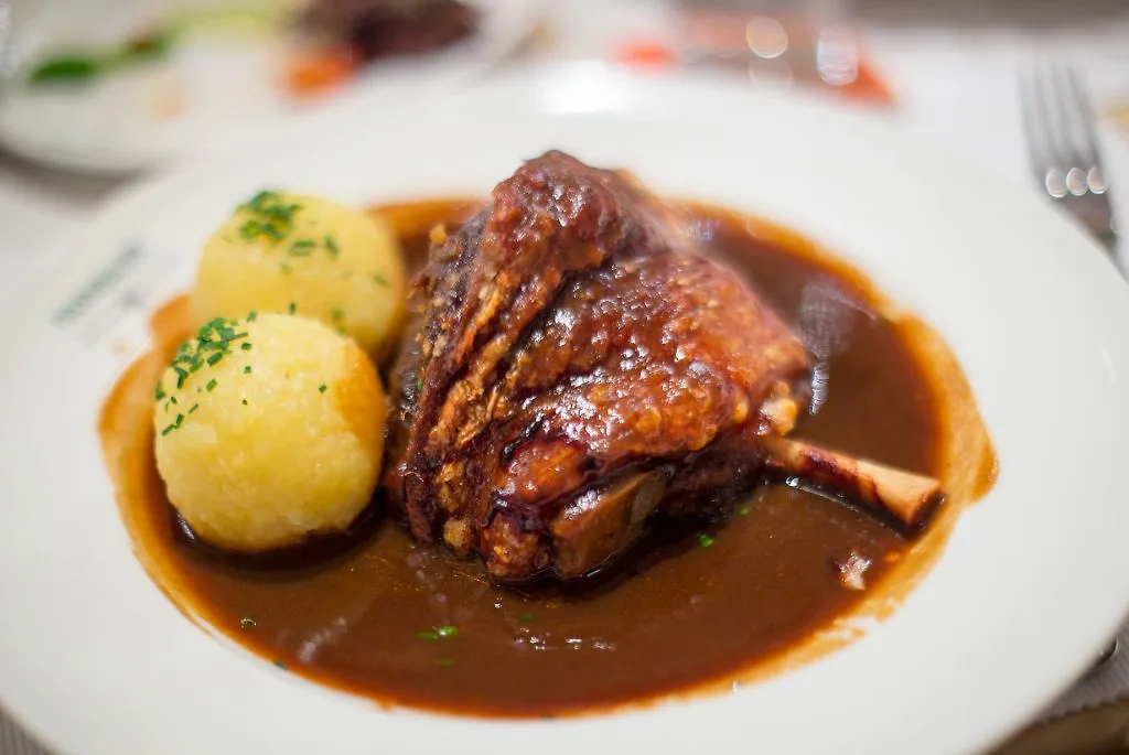 Schweinshaxe, chân giò lợn nướng giòn da