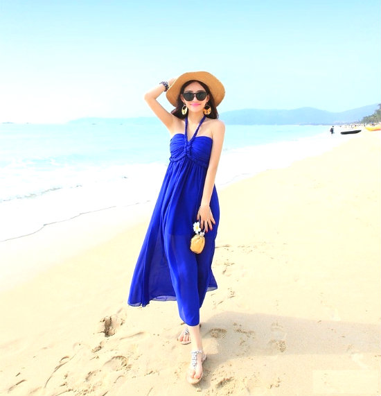 Đầm maxi thướt tha phù hợp cho những buổi dạo biển chiều tà