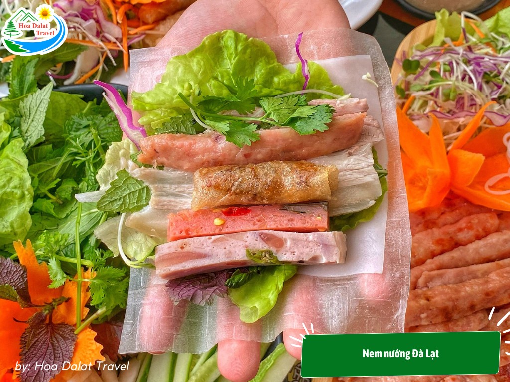 Nem nướng ăn cùng rau bánh tráng và nước chấm chua ngọt