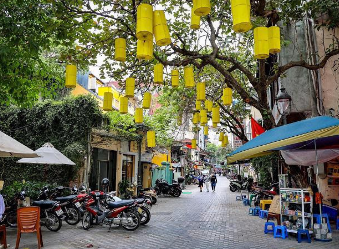 Khung cảnh tấp nập thực khách ăn uống tại ngõ chợ Đồng Xuân