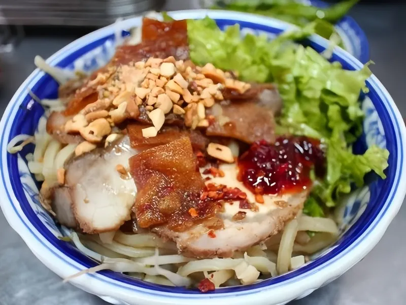 Cao lầu Bà Bé ăn cùng thịt quay thơm ngon, nước trộn đậm đà