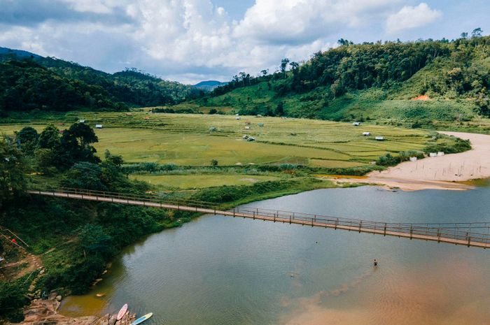 Cầu treo Kon Tu Rằng vắt qua dòng suối giữa rừng thông Măng Đen