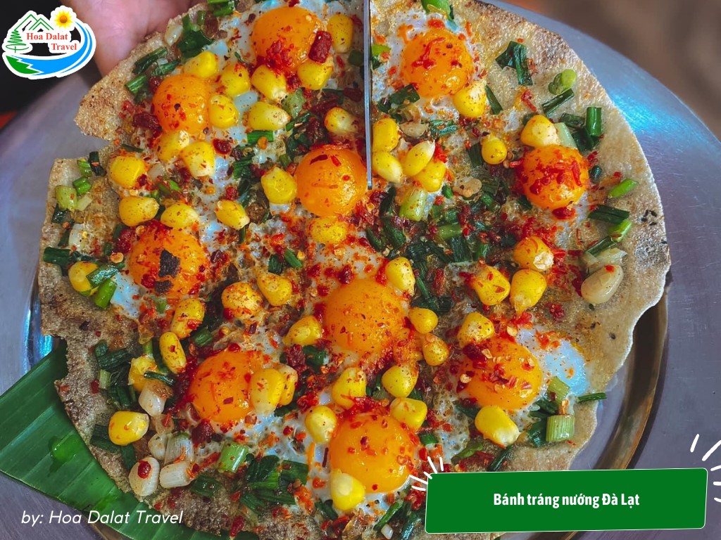 Bánh tráng nướng với trứng và topping tại Đà Lạt cắt nhỏ dễ ăn