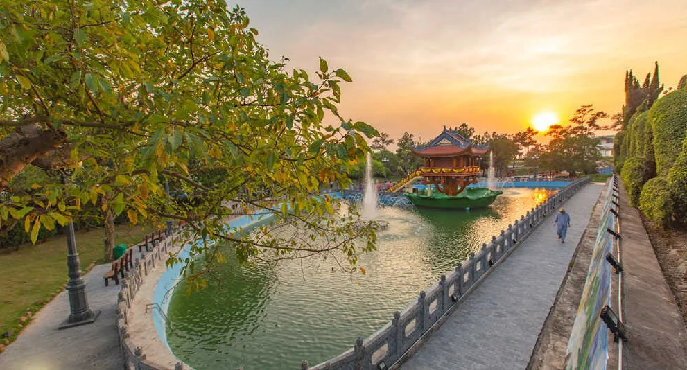 Hồ và không gian chùa Ba Vàng