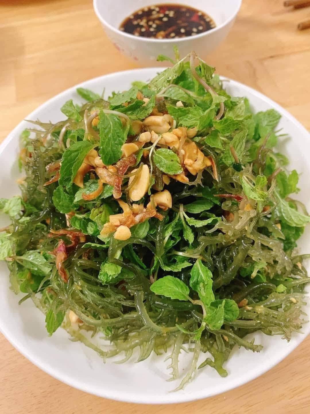 Rau cúm chỉ được thu hoạch vài tháng mỗi năm khi điều kiện biển thuận lợi