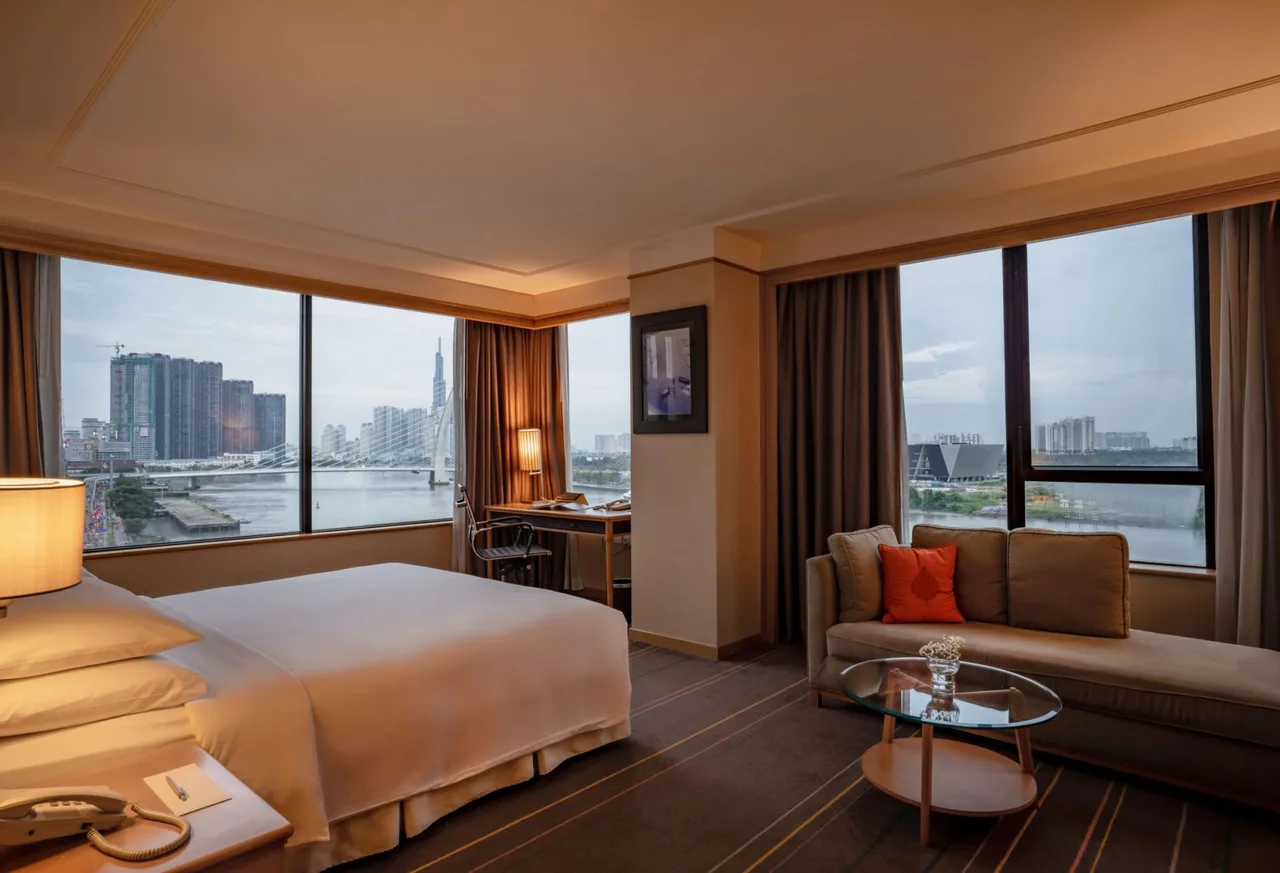 khách sạn có view ngắm pháo hoa đẹp ở Renaissance Riverside Hotel Saigon.