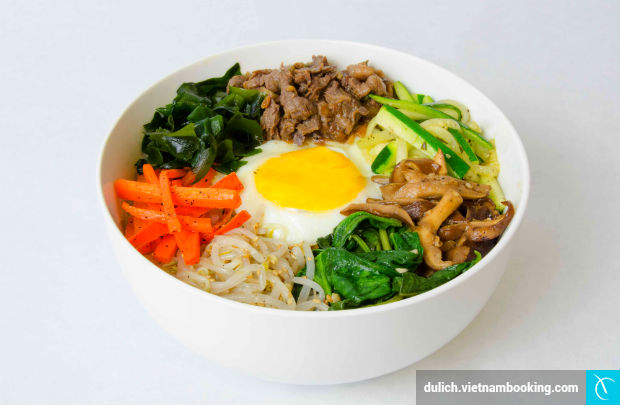 Bánh gạo cay tteokbokki rực rỡ màu đỏ của tương ớt gochujang