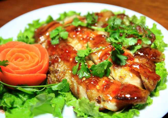 Thịt lợn cắp nách và các món nướng – Cách ăn phản ánh nếp sống bản địa