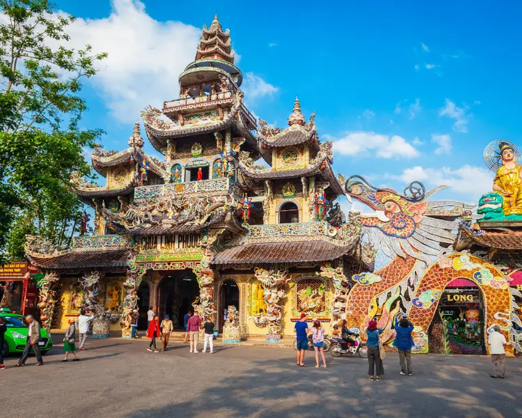 Vẻ đẹp đồ sộ của Chùa Linh Phước