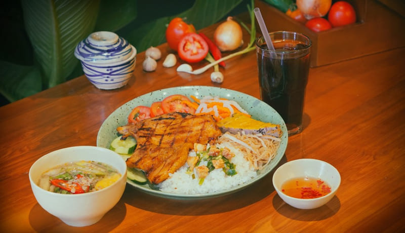 Cơm tấm Sài Gòn với sườn, chả trứng và nước mắm chua ngọt