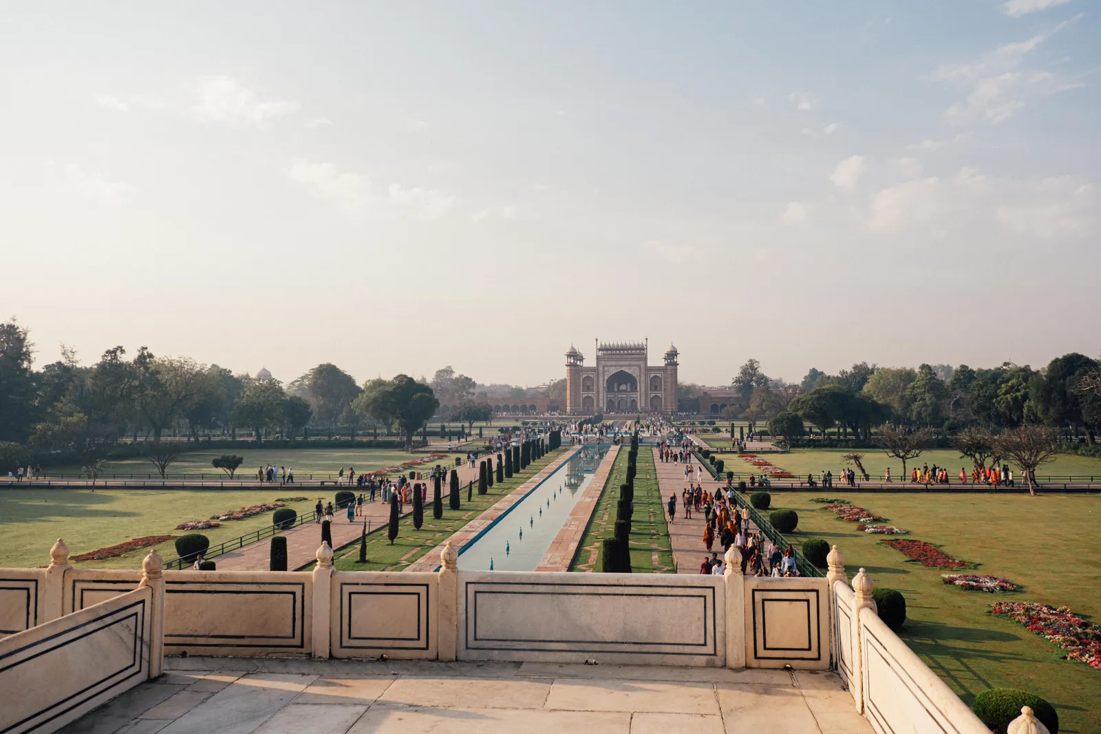 Khung cảnh nhìn từ xa của lăng mộ Taj Mahal