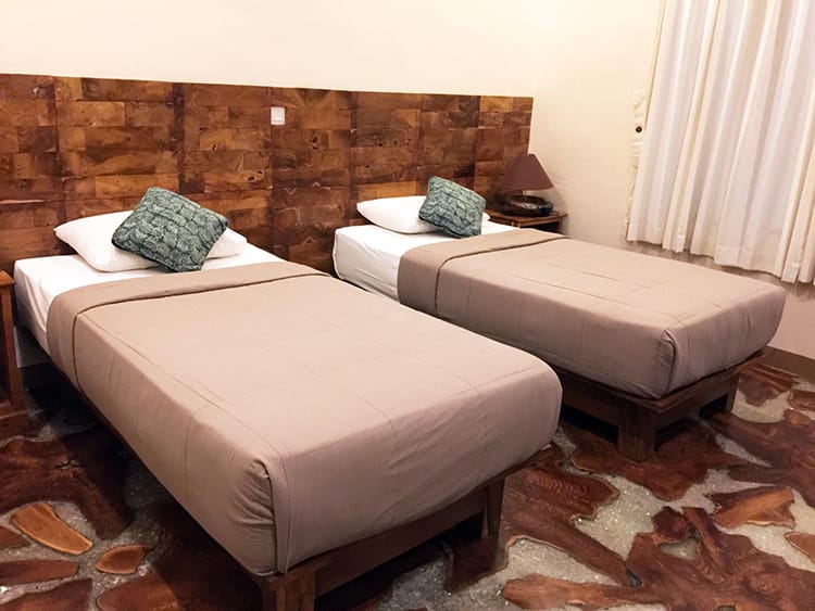 Phòng ngủ tại homestay nổi bật với thiết kế sàn gỗ tự nhiên mang lại cảm giác ấm cúng, gần gũi