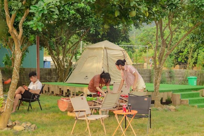 Không gian cắm trại bên sông Bôi với tán cây che phủ