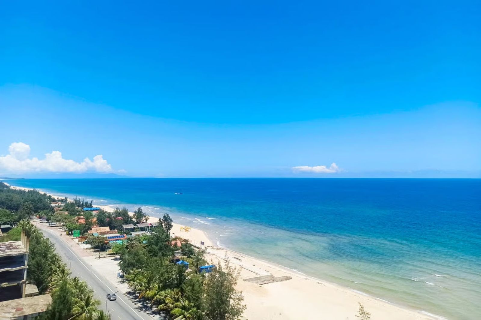 Bãi biển Nhật Lệ xanh trong