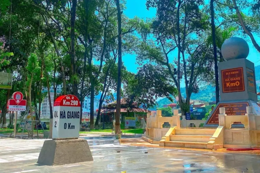 Cột mốc KM số 0 được đặt ngay trung tâm thành phố Hà Giang