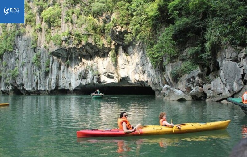 Chèo kayak ở Hạ Long vào mùa đẹp