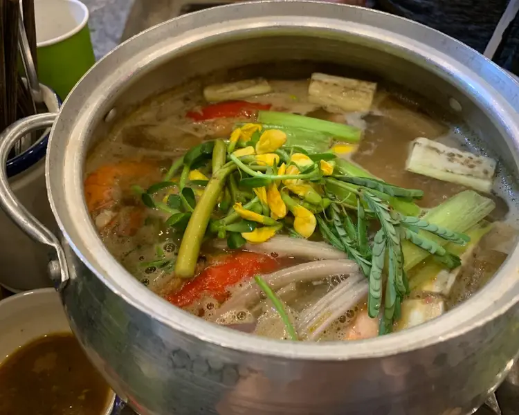 Lẩu mắm là món ngon Vũng Tàu đậm đà hương vị miền Tây, đầy ắp hải sản tươi và rau đồng đặc trưng.