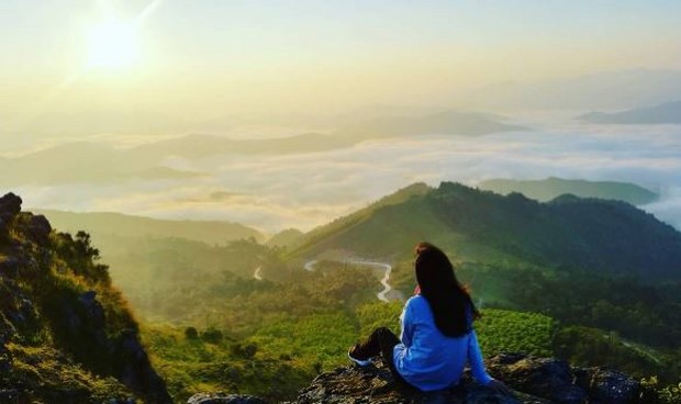 Cảnh đồi cỏ xanh mướt tại Đồng Cao Bắc Giang nhìn từ xa