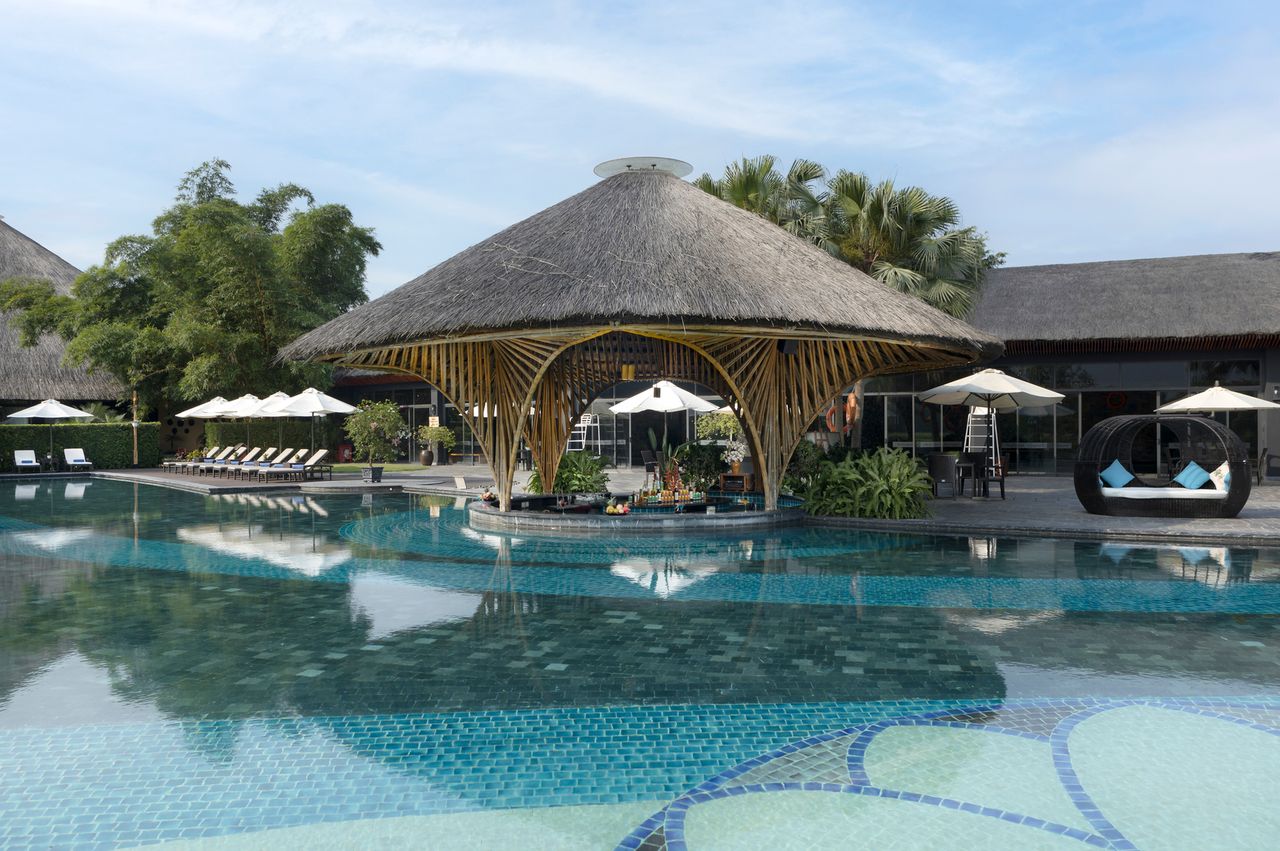 Bể bơi ngoài trời tại Serena Resort Hòa Bình