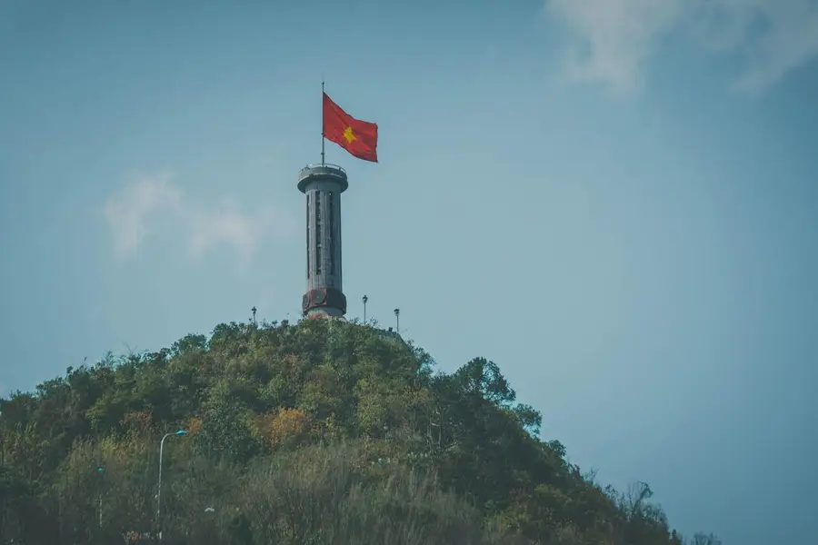 Cột cờ Lũng Cú trên điểm cao biên giới