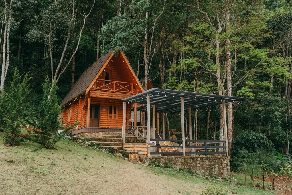 Ngôi nhà gỗ nhỏ xinh xắn ẩn mình bên bìa rừng thông Laan Dalat