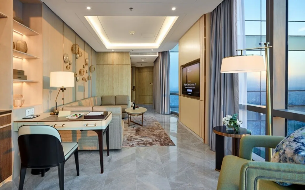 Phòng suite cao tầng mang đến góc nhìn khác về một kỳ staycation ngay trong lòng thành phố