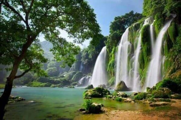Du khách trải nghiệm đi bè mảng giữa làn nước trong xanh sát chân thác