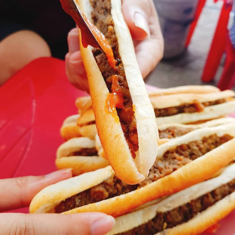 Quầy bánh mì cay truyền thống luôn tấp nập khách ghé.