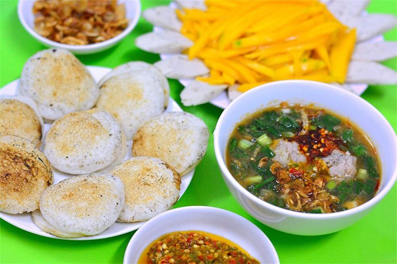 Bánh căn Đà Lạt giòn rụm nướng trên khuôn đất