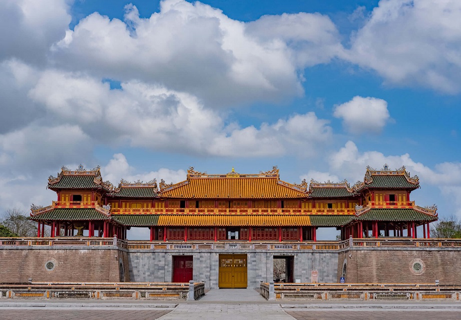 Đại Nội Huế với cổng Ngọ Môn và hào nước bao quanh dưới bầu trời trong xanh
