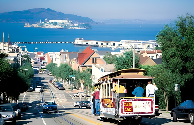 Địa hình đồi dốc tạo nên nét quyến rũ riêng biệt cho những con phố tại San Francisco