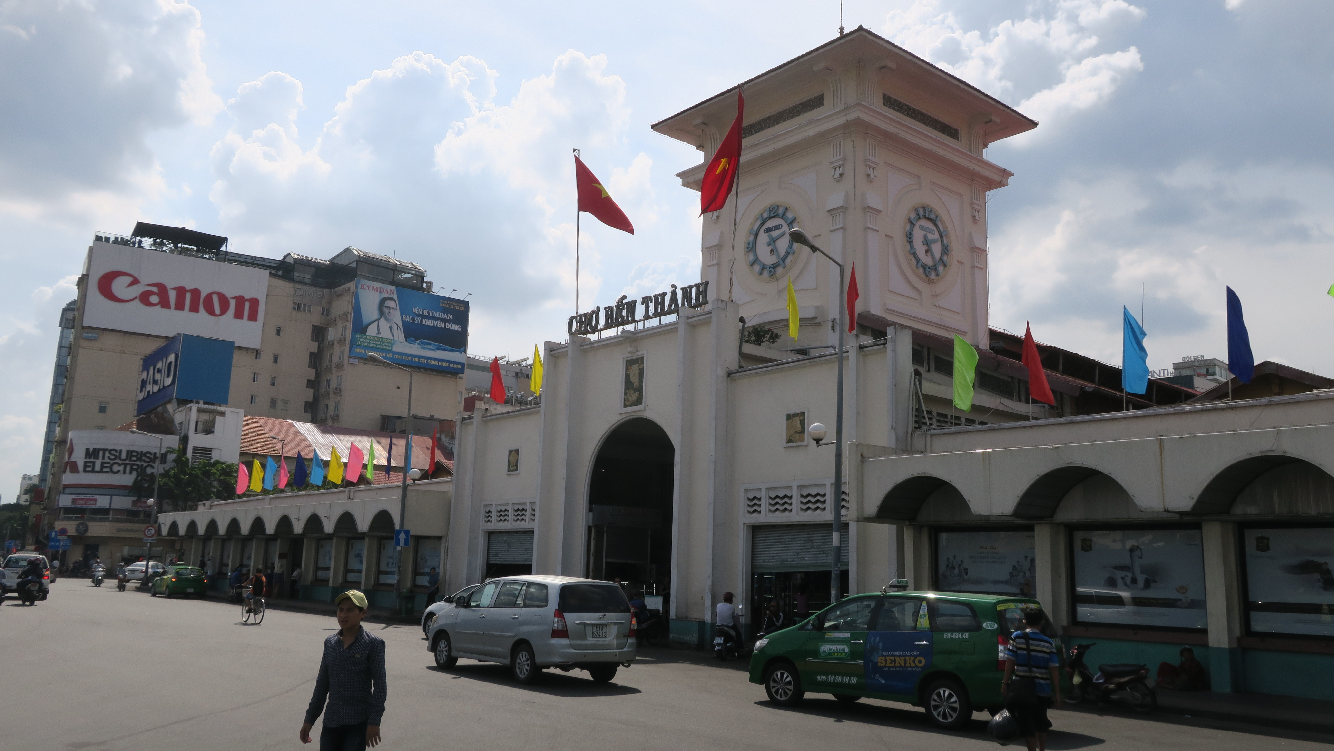 Quầy đồ ăn đêm nhộn nhịp ở Sài Gòn