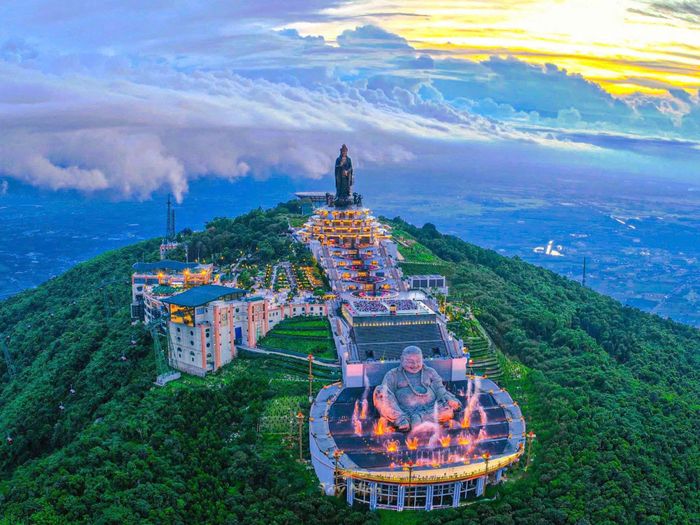 Cáp treo lên núi Bà Đen tại Tây Ninh
