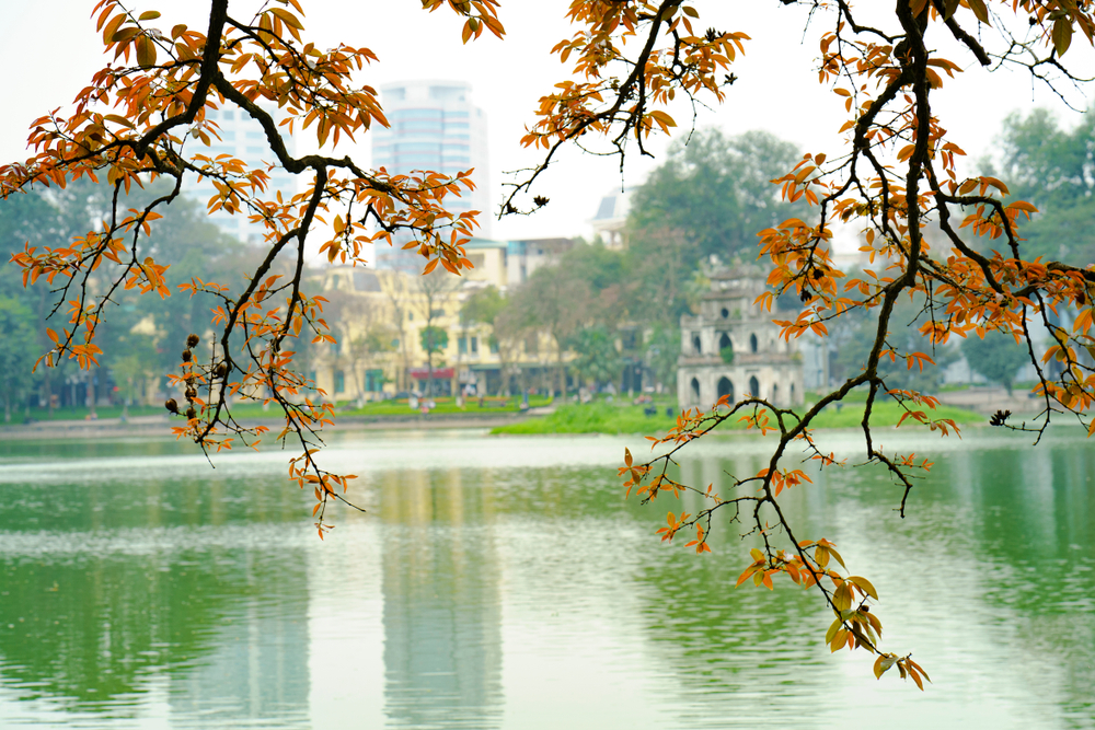 Hồ Hoàn Kiếm yên bình giữa Hà Nội