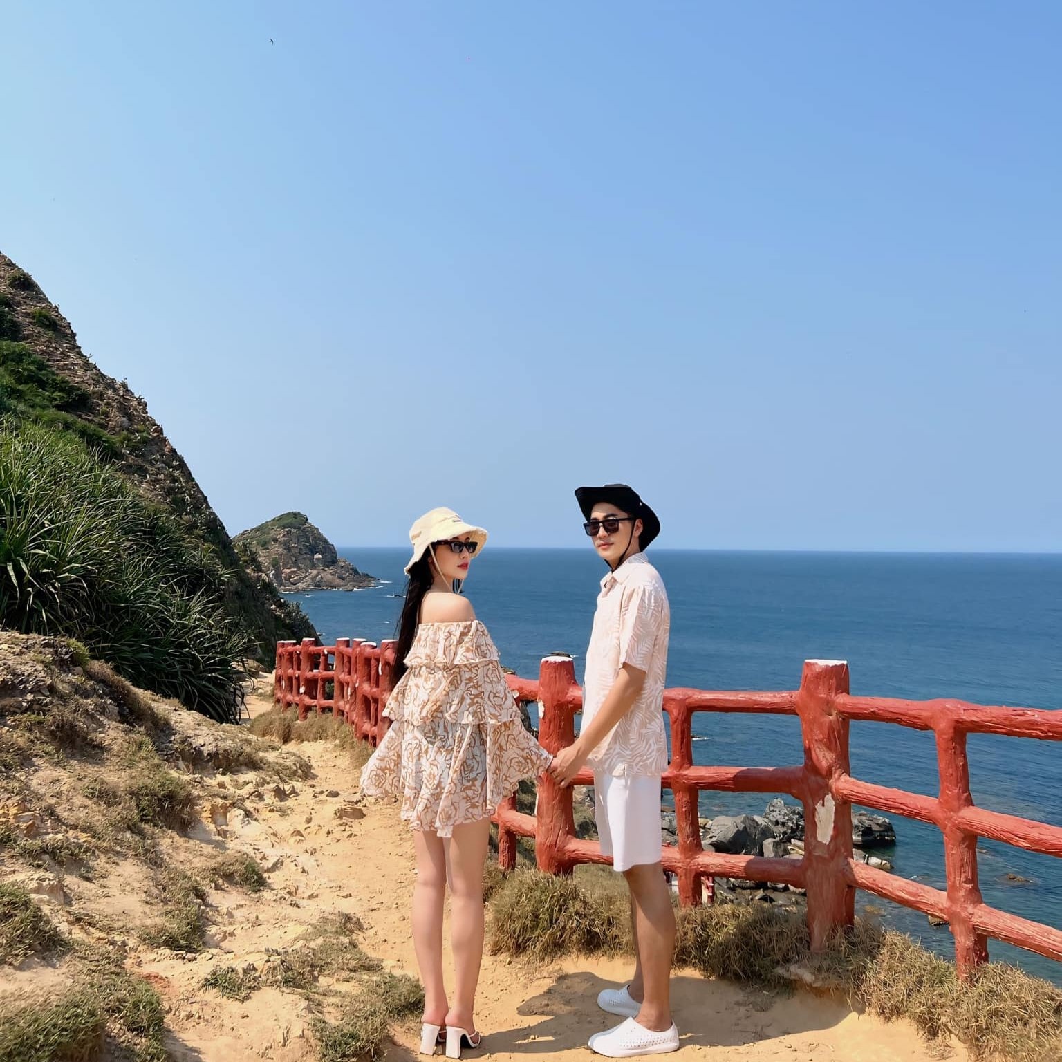 Eo Gió với vách đá uốn lượn ôm sát biển