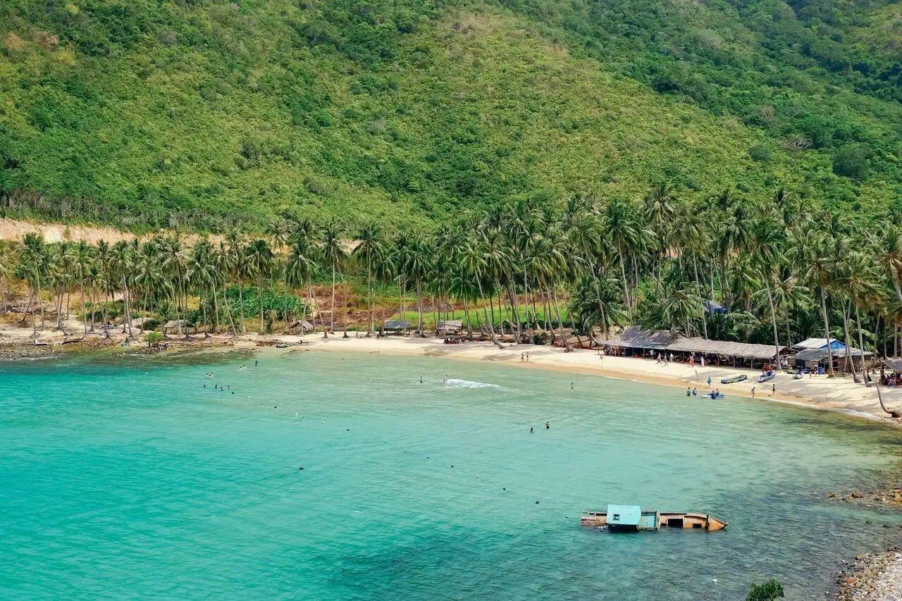 Đảo Nam Du giữ trọn vẻ đẹp hoang sơ với biển xanh và làng chài yên bình