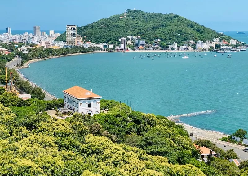 Vũng Tàu nổi tiếng với bãi biển và tượng Chúa Kitô