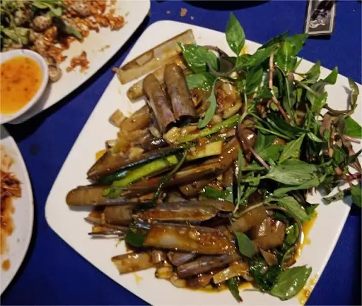 Tiệm Ốc Đệ Nhất trong danh sách ăn đêm Hội An là điểm đến cho những ai đam mê hải sản, đặc biệt là các món ốc