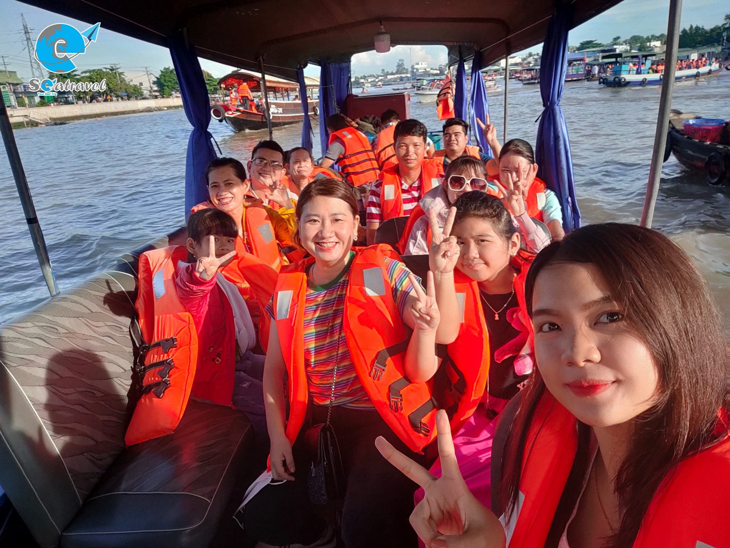 Chợ nổi lúc sáng sớm