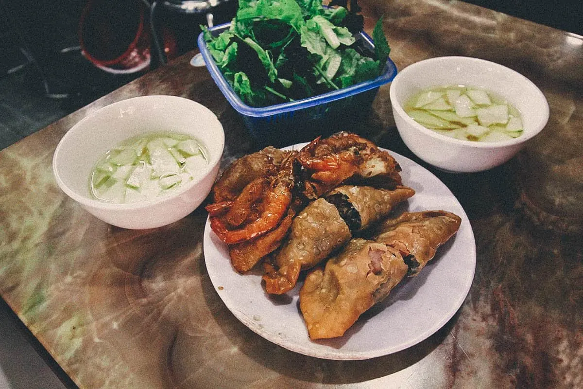 Bánh gối và bánh tôm chiên vàng giòn rụm tại Hà Nội