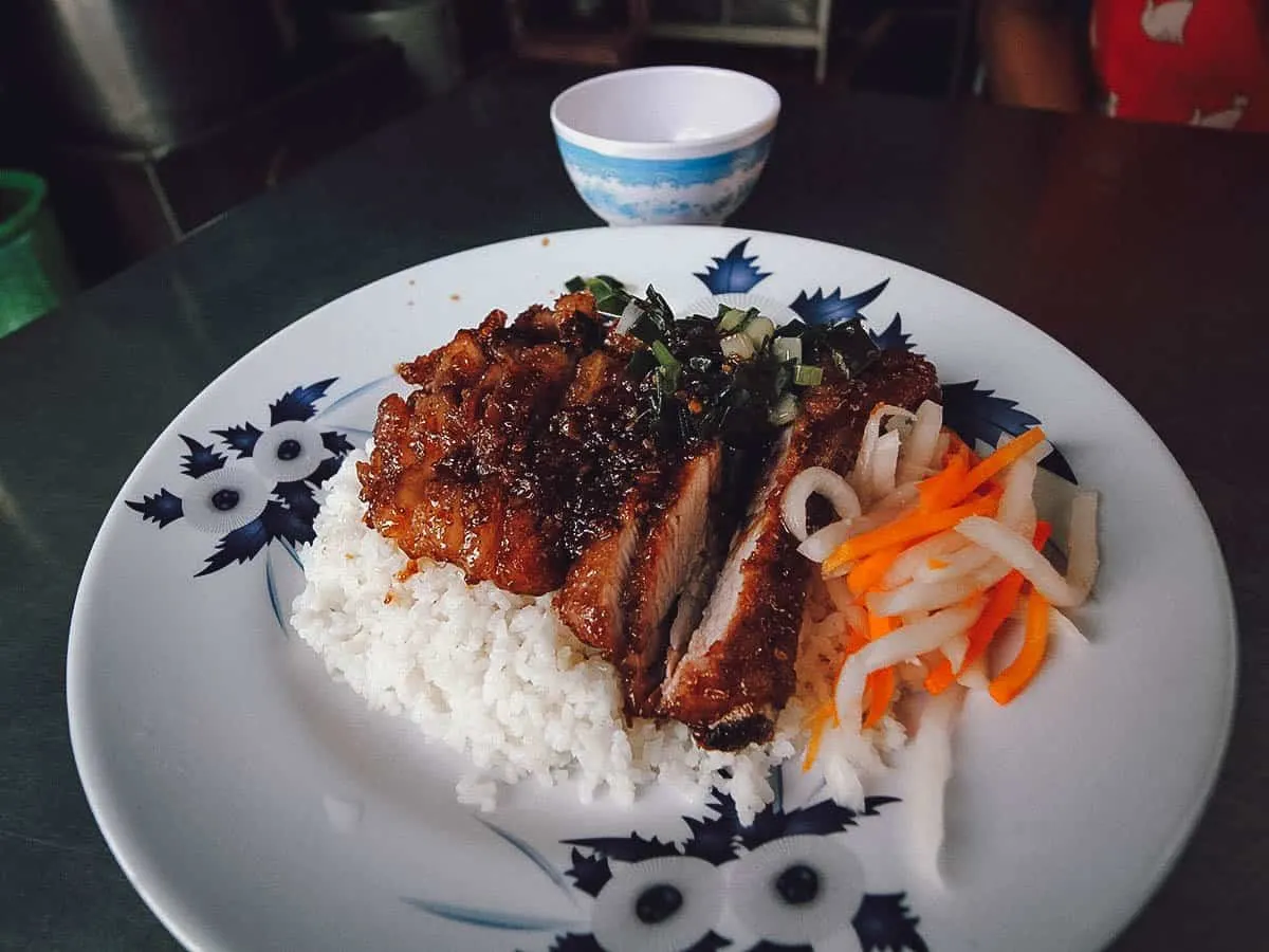 Đĩa cơm tấm sườn nướng mỡ hành đặc trưng của Sài Gòn