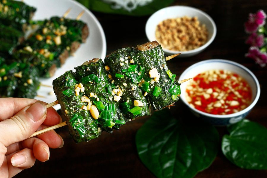 Những cuốn bò nướng lá lốt bóng mỡ xanh sẫm hấp dẫn